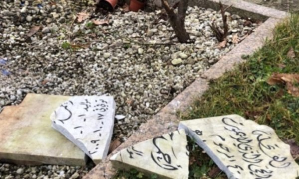 Almanya'da Müslümanlara ait mezarlara ırkçı saldırı