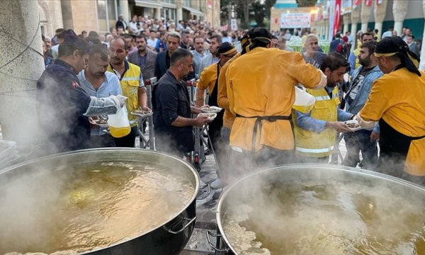 Mevlid-i Nebi'de Şanlıurfa'da şafak vakti 10 bin kişiye tirit ikramı
