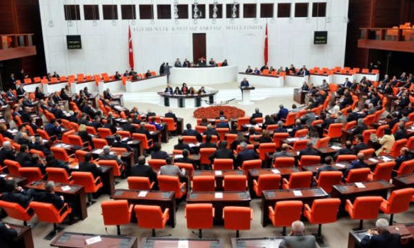 'Dezenformasyon Yasası' teklifinin tartışmalı maddesi Meclis'te kabul edildi