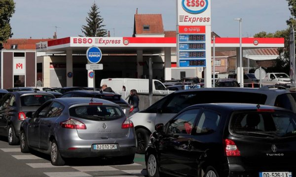 Fransa'da rafineri grevi: Bidonla benzin stoklamak yasaklandı
