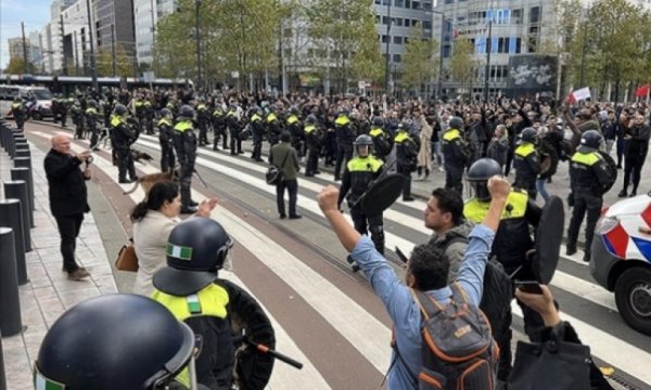 Hollanda'da ırkçı PEGIDA hareketi Kur'an-ı Kerim yakmaya çalıştı
