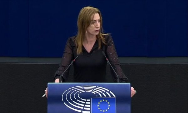 İrlanda milletvekili Clare Daly Avrupa'nın maskesini düşürdü