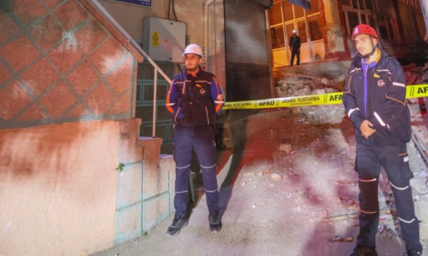 İzmir'i sokağa döken deprem: Yaralılar var, artçılar sürüyor