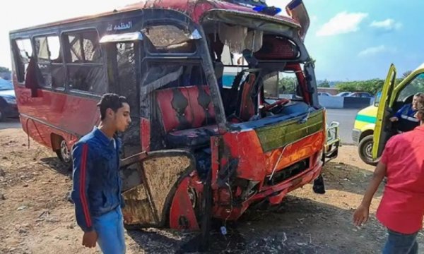 Mısır'da otobüs devrildi. 20 ölü