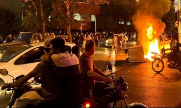 İran’da emniyet güçlerine 2 ayrı silahlı saldırı: 7 ölü, 13 yaralı
