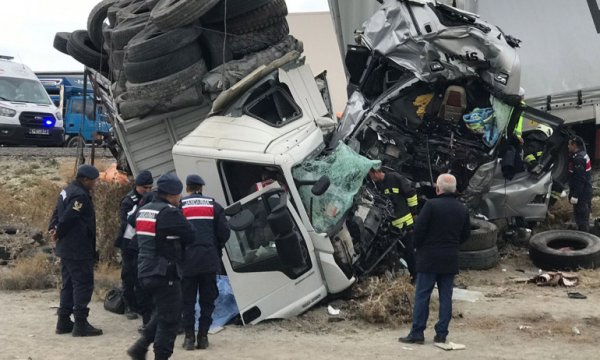 Kamyon ile TIR kafa kafaya çarpıştı: 2 ölü, 1 yaralı