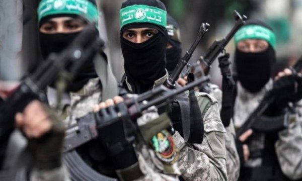 Cenin'de Hamas ve İslami Cihad'ın askeri kanatlarından birlikte askeri geçit töreni