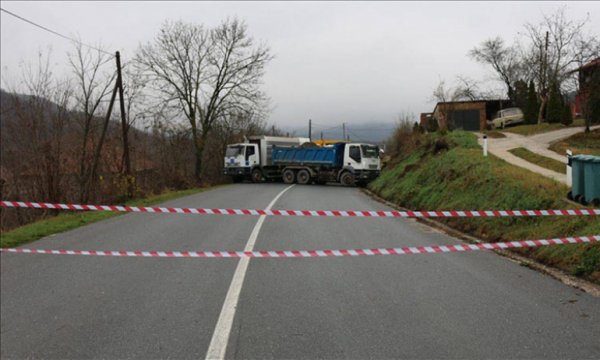 Kosova ve Sırbistan arasındaki gerginlik büyüyor: Yeni barikat kuruldu!