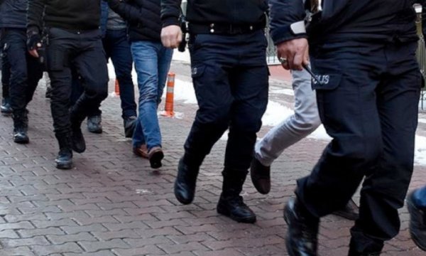 İzmir merkezli 13 ilde 'FETÖ' operasyonu