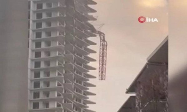 İzmir'de otel inşaatında kule vinç devrildi: 5 ölü, 2 yaralı