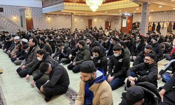 Hollanda'da yüzlerce genç sabah namazında buluştu