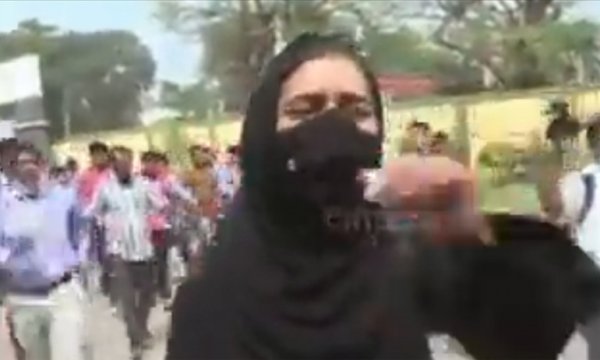 Hindistan'da başörtüsü taktığı için sözlü tacize uğrayan Muskan Khan: Korkmuyorum