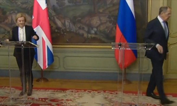 İngiliz Dışişleri Bakanı, Moskova'da krize neden oldu!
