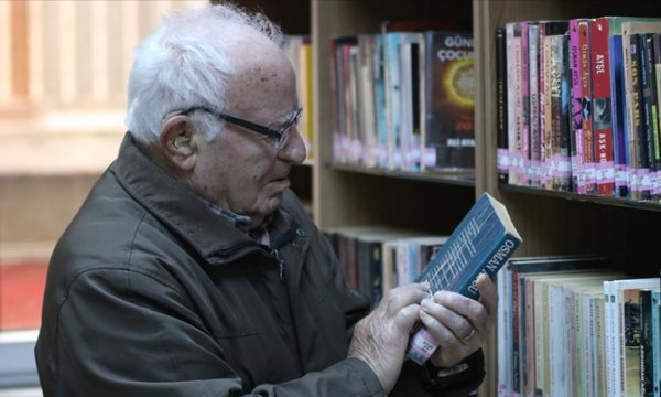 Kitap kurdu emekli öğretmenin ömrü okumakla geçti