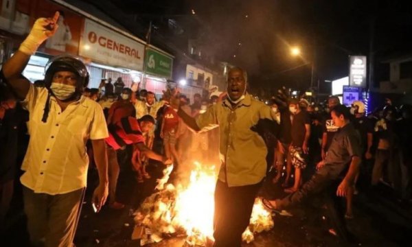 Sri Lanka'da halk ayaklandı, sokağa çıkma yasağı ilan edildi 