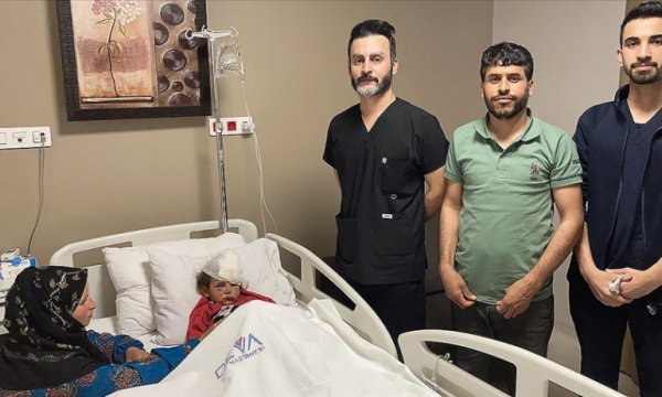 Eşeğin ısırdığı çocuğa boyun bölgesindeki dokudan göz kapağı yapıldı