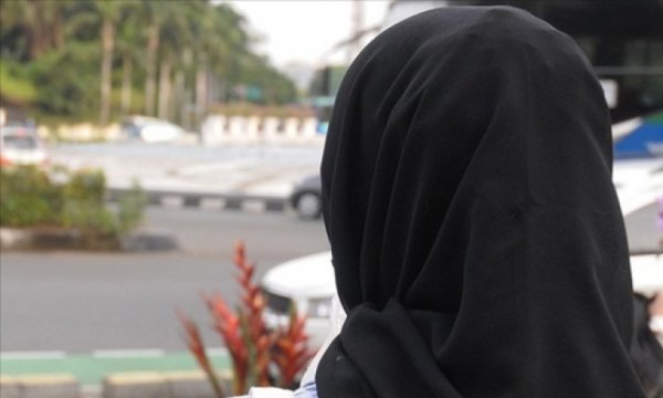 Fransa hala karanlıkta: Başörtülü kadın restorana alınmadı