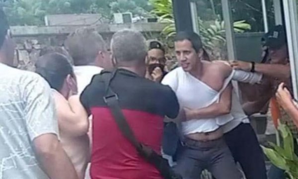 ABD’nin desteklediği darbeci lidere restoranda dayak 