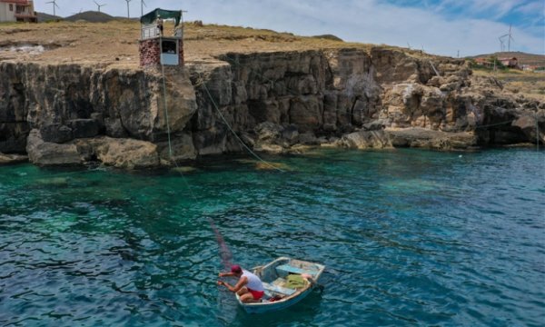 Günleri kayalıklara kurdukları kulübede balık nöbeti tutarak geçiyor