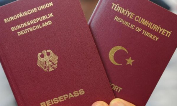 Pasaport kuyrukları çileye dönüştü