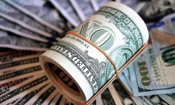 Dolar, Euro'yu geçti