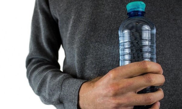 Fransa'da şişelenmiş suların yüzde 78'inde mikro plastik bulunuyor