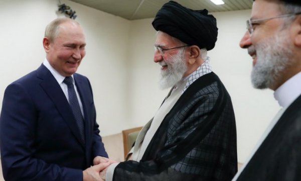 Hamaney ve Putin’in görüşmesi iki siyasi şahsiyetin buluşmasından ibaret değildi / İran’ın devlet modeli benzersiz bir icattır
