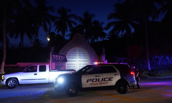 FBI, eski ABD başkanı Donald Trump'ın evini bastı, içeride arama yaptı
