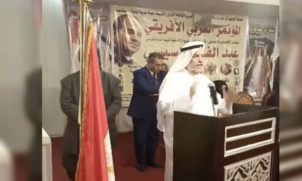 Sisi'yi, Selman'ı ve Zayid'i övdüğü sırada kalp krizi geçirip öldü