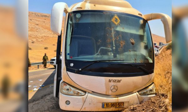 Irkçı İsrail askerlerini taşıyan otobüse silahlı saldırı