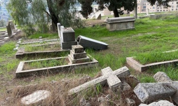 Siyonistlerin işgal altındaki Kudüs’teki Hristiyan mezarlığına Saldırısına Hamas’tan tepki