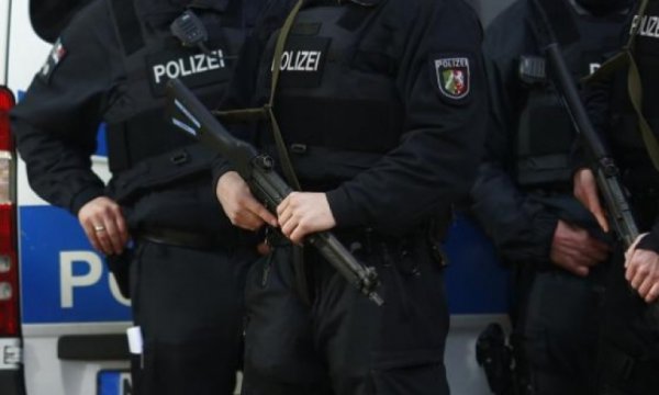 Almanya'nın başkenti Berlin'de radikal solcular karakola saldırdı