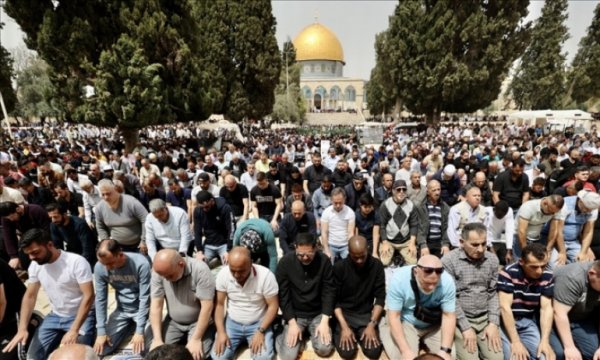 Mescidi Aksa'da 70 bin kişi toplandı