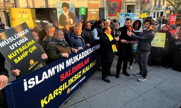 Charlie Hebdo dergisi İstanbul'da protesto edildi