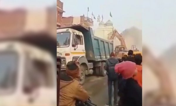 İslam karşıtı Hindistan yönetimi 5 asırlık tarihi camiyi yıktı