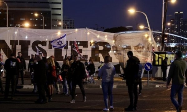 On binlerce kişiden Netanyahu hükümetine protesto