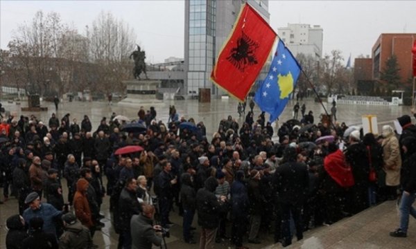 Kosovalı protestocular, Sırp Belediyeler Birliği'nin kurulmaması yönünde eylem yaptı