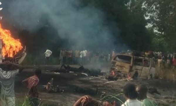 Nijerya'da akaryakıt taşıyan tankerdeki patlamada 20 kişi öldü 
