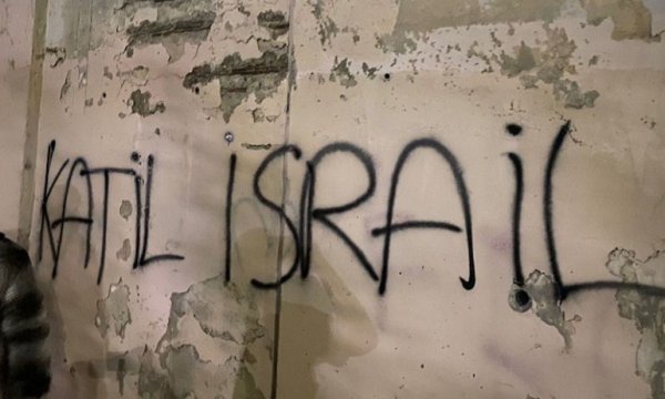 Duvara “Katil İsrail” yazan gençlere terörist muamelesi yaptılar