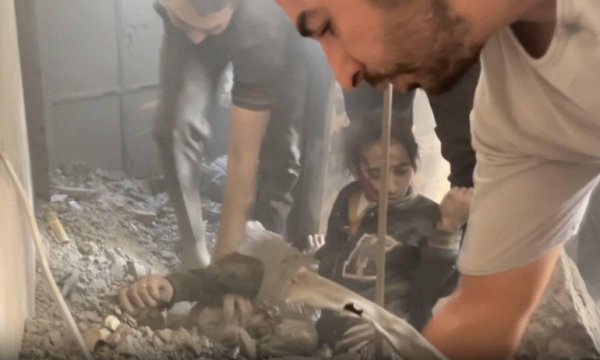 Enkaz altında kalan çocukları elleriyle kazarak kurtardılar 