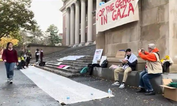 Harvard'da eylem! 7 bin Gazze şehidinin isimlerini yazdılar