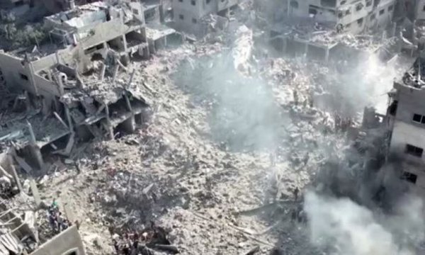 Siyonist İsrail Gazze'deki El-Avde ile Endonezya Hastanesi'nin çevresini bombaladı