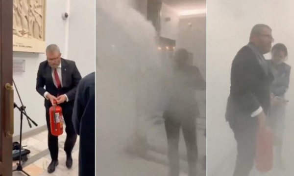 Polonyalı milletvekili, "Hanuka" mumlarını yangın tüpüyle söndürdü 