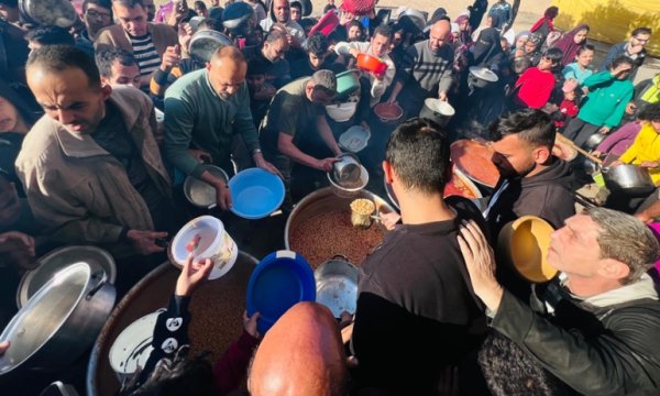 Avrupa Yetim-Der'den Gazze'lilere sıcak yemek ikramı