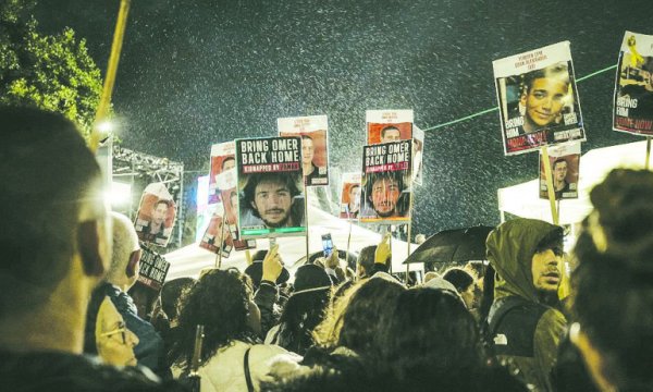 Mücahitler, esirleri "bedenleriyle" saldırıdan korudu