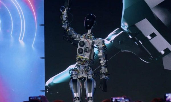 Tesla'nın fabrikasında robot, mühendise saldırdı