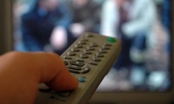 Fransa'da ekrana başörtüsüyle çıkan anne, İslamofobik lince maruz kaldı