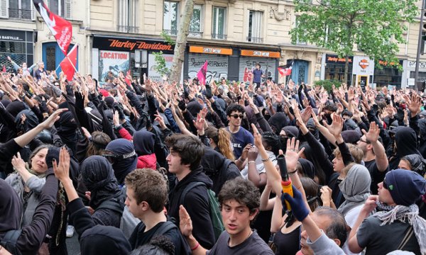 Paris'te Hükümet karşıtı gösteriler devam ediyor