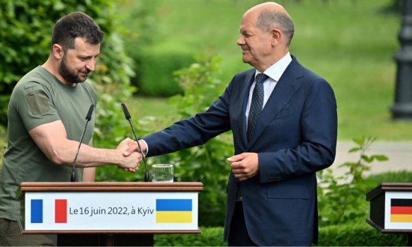 Scholz: Zelenskiy'le anlaştık Batı yapımı silahlar Rus topraklarını vurmayacak
