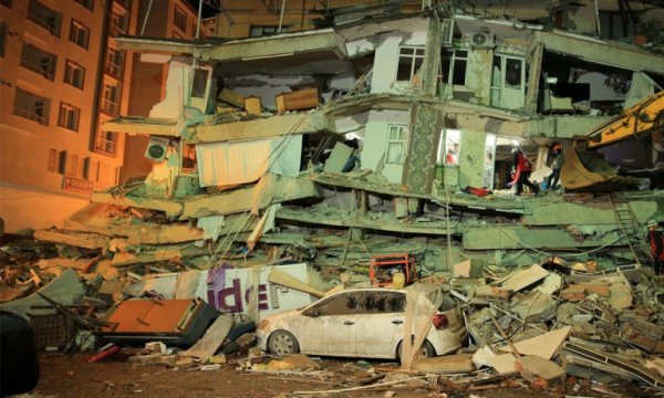 Deprem felaketinde can kaybı 2 bin 921'e yükseldi
